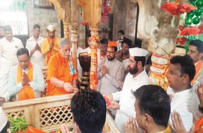 Chief Minister Eknath Shinde performing Maha Aarti near Mazar Sharif.